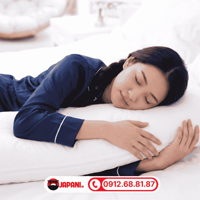 Ngủ nghiêng với gối kẹp giữa hai đầu gối