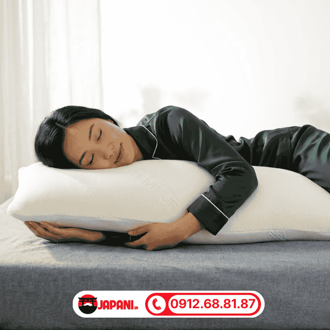 Nằm sấp c&oacute; gối k&ecirc; dưới bụng